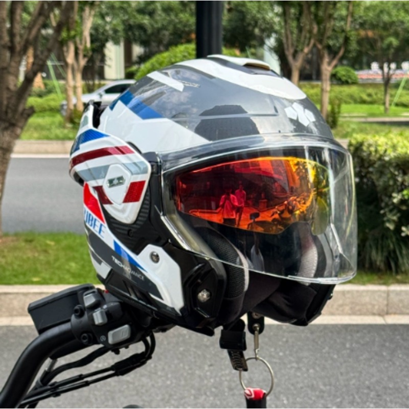 180 °   Achterwaarts draaibare - Modular Flip Up Motorcycle Helmet Dot Approved recensie en prijs